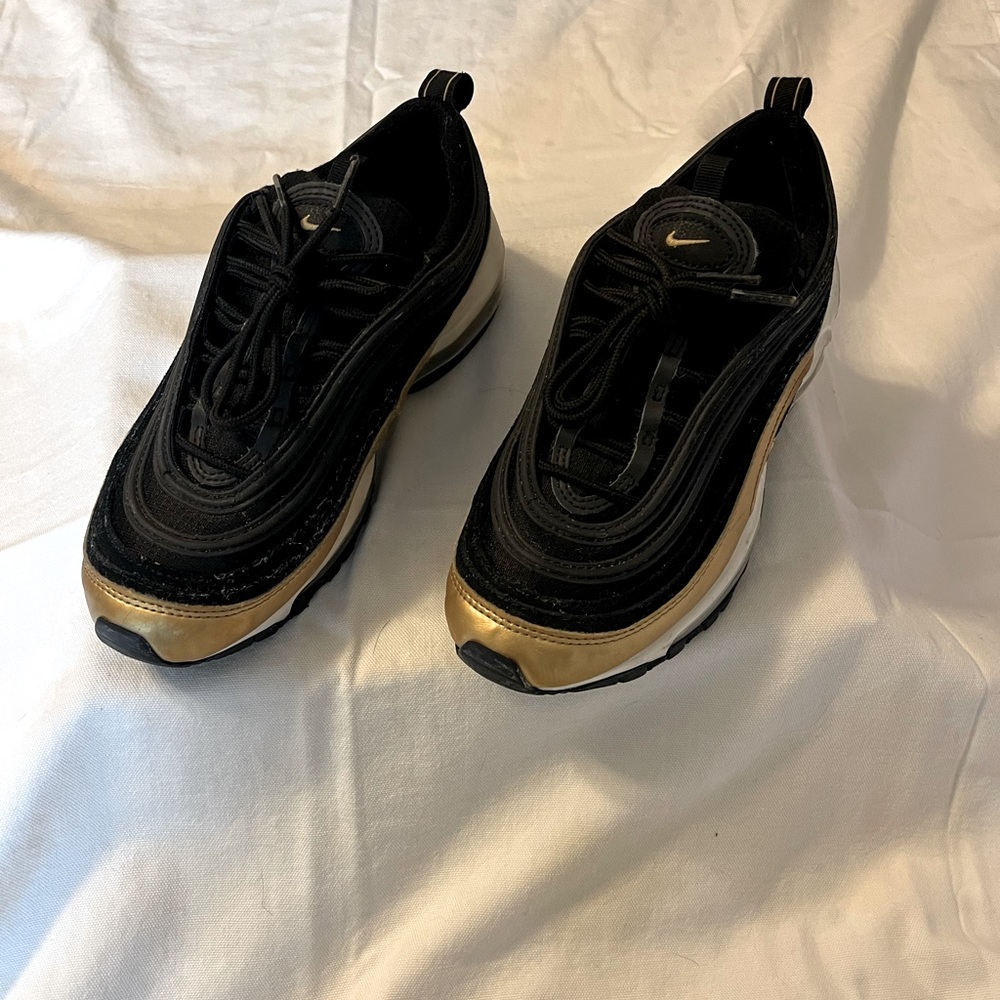 EUC. Nike Air Max Black and gold. Size 5Y (EUR 37.5)
